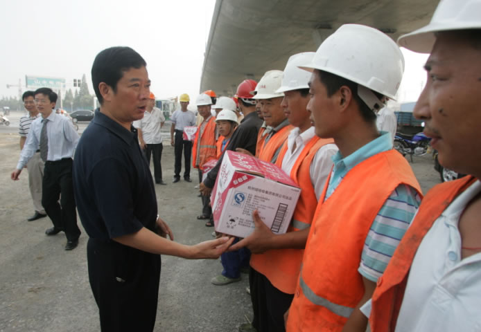 周书记慰问高架路建设